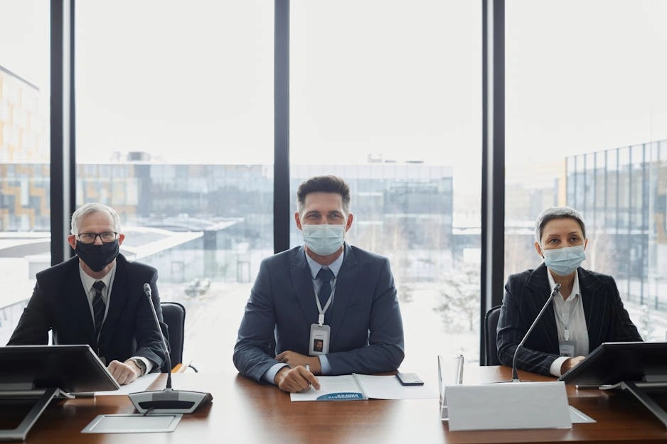 Un gruppo di dirigenti discute strategie in un moderno ufficio direzionale